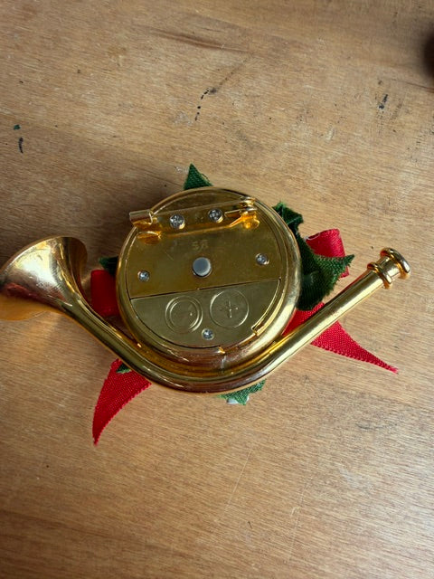 Holiday Horn Pin (battery)